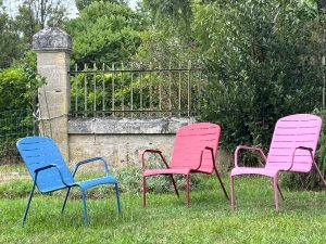 3 chaises colorées dans le jardin